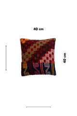 Almohadón bordó de 40 x 40 cm con diseño patchwork y patrones geométricos