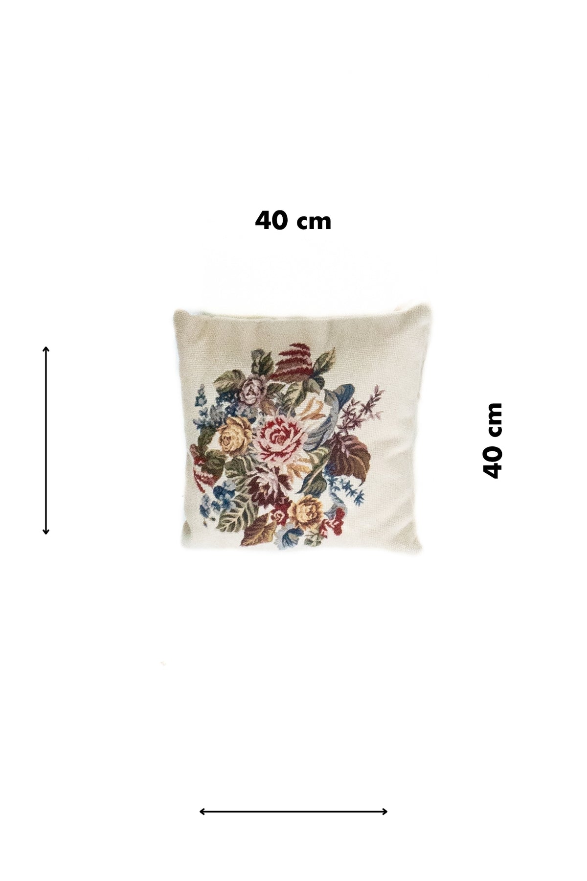 Almohadón cuadrado de 40 x 40 cm con diseño floral sobre fondo blanco estilo clásico