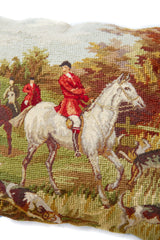 Detalle de textura de almohadón gobelino con diseño de caballo, jinetes y paisaje en tonos verdes y marrones