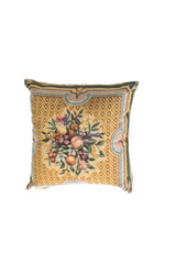 Almohadón cuadrado beige con diseño floral tipo gobelino y marco decorativo