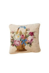 Almohadón cuadrado beige con diseño floral tipo gobelino y canasto decorativo