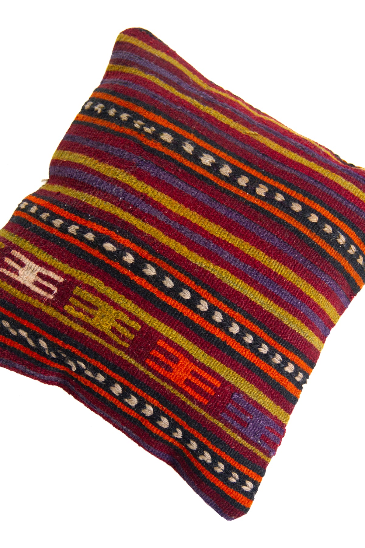 Detalle de textura del almohadón kilim bordo con rayas en naranja, verde, morado y negro