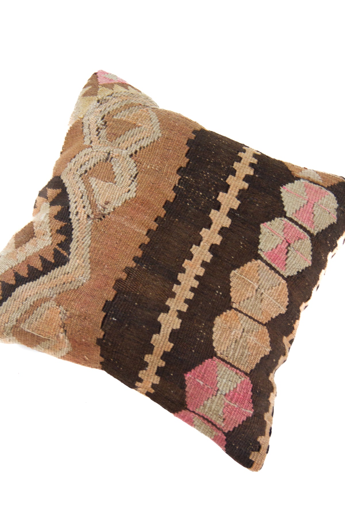 Detalle de textura de almohadón kilim con guardas geométricas en tonos marrón, negro, beige y rosa