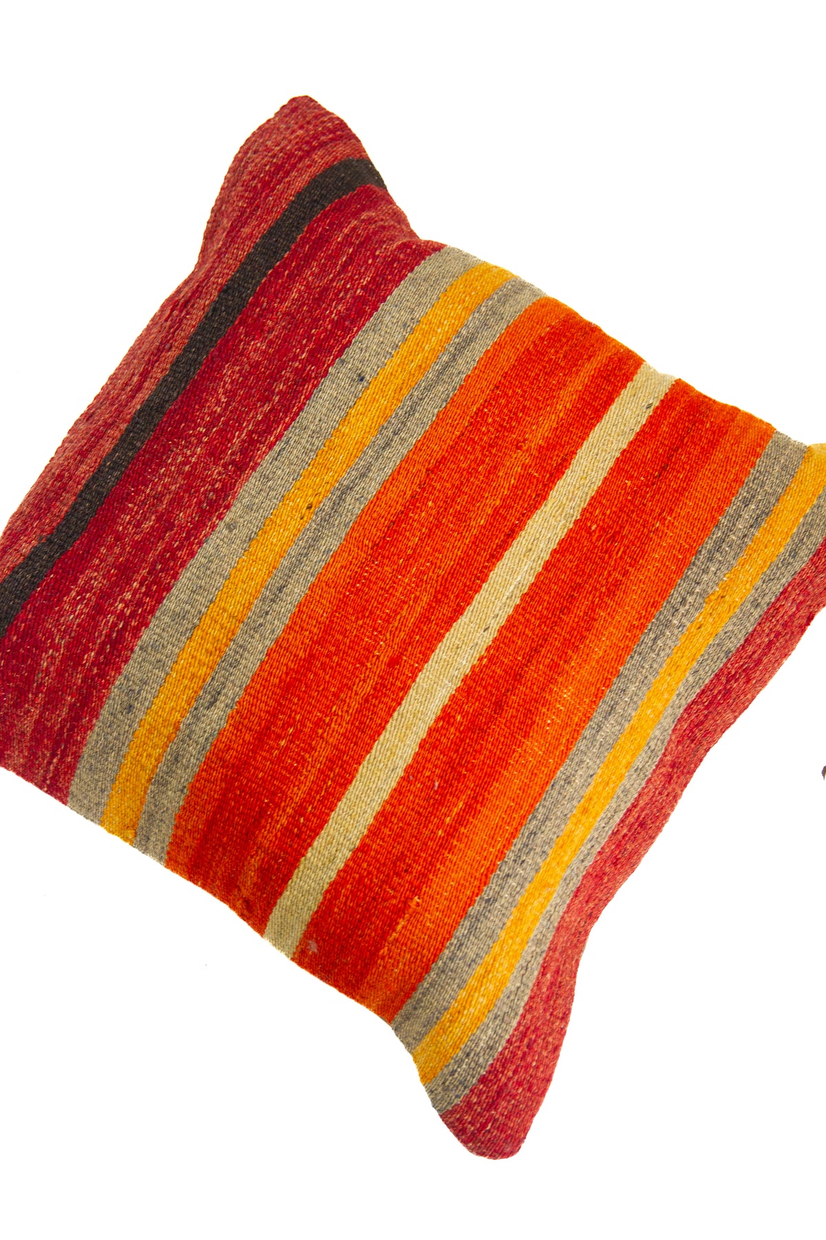 Detalle de textura de almohadón kilim con franjas horizontales en naranja, rojo, gris y beige