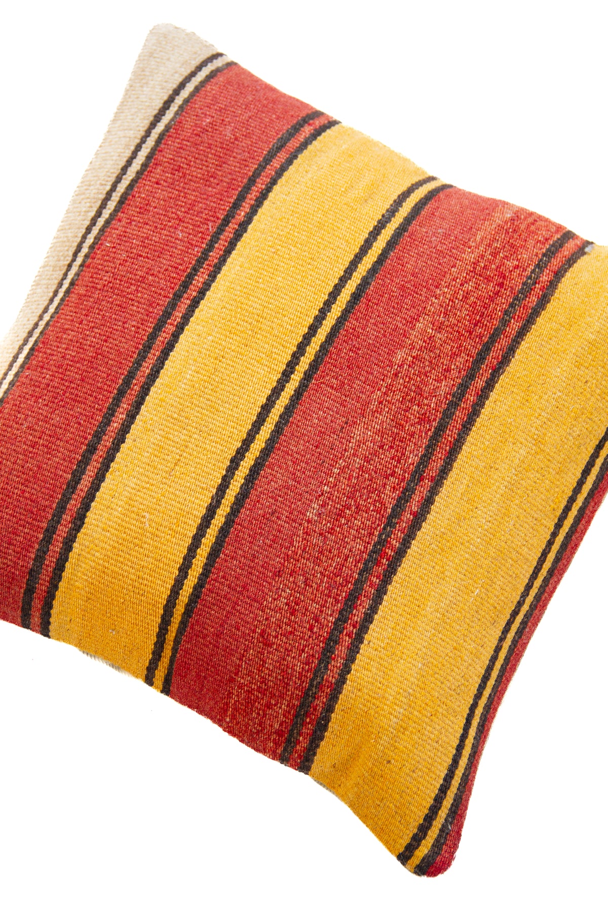 Detalle de textura de almohadón kilim con rayas horizontales en rojo, amarillo y negro