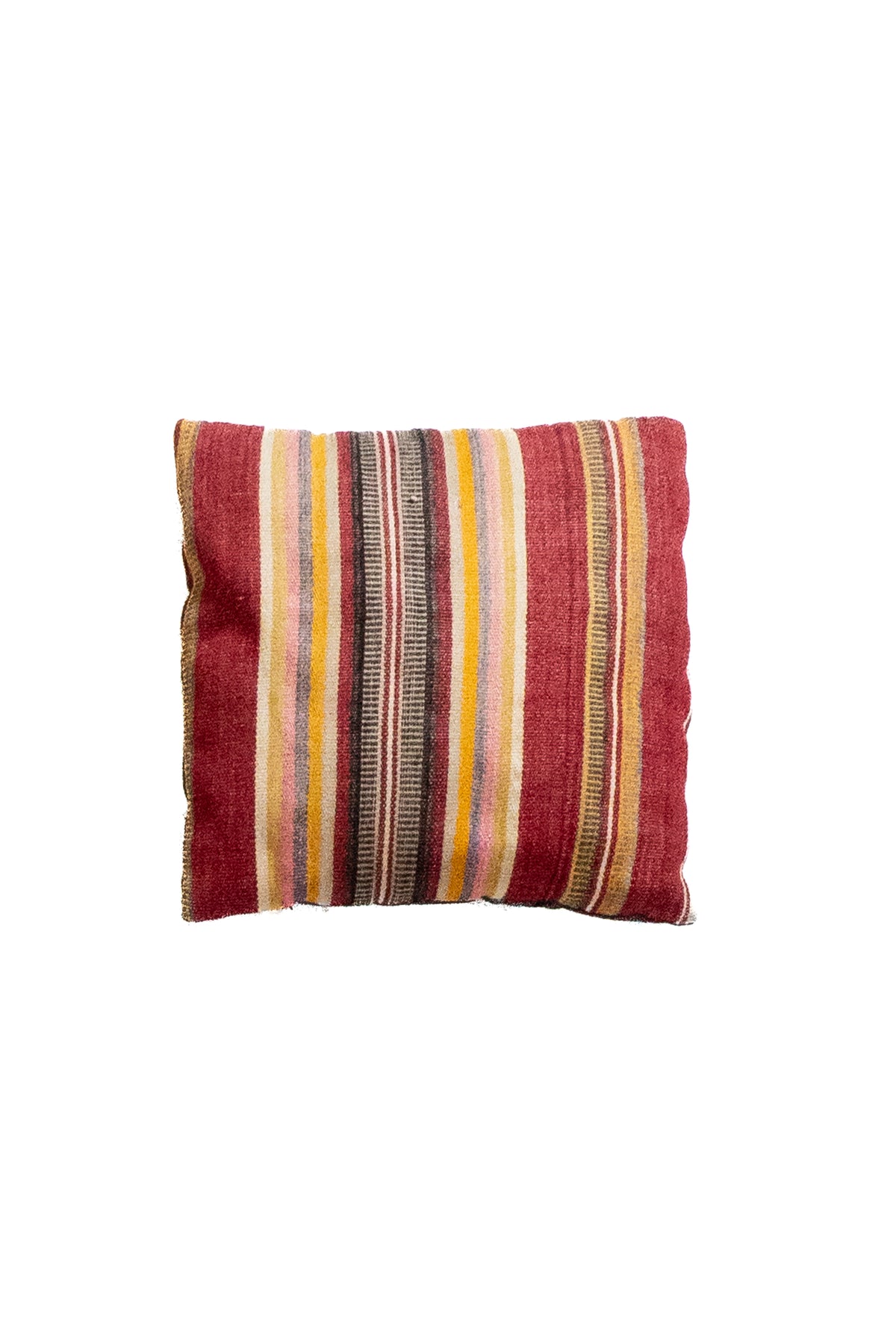 Almohadón cuadrado rojo con diseño de rayas verticales en tonos blanco, amarillo y gris