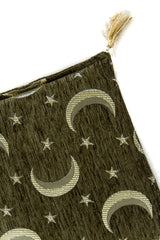 Almohadón con patrón de lunas y estrellas.