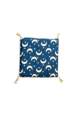 Almohadón cuadrado azul oscuro con diseño de lunas, estrellas y borlas dorada