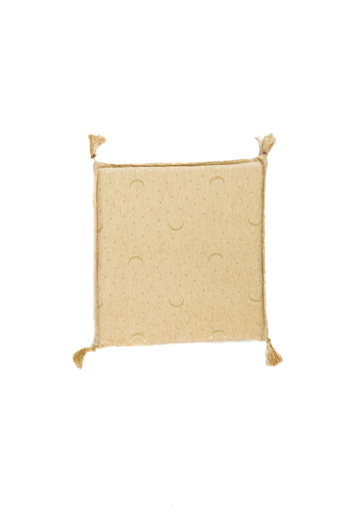 Almohadón cuadrado beige con diseño sutil de lunas, estrellas y borlas en las esquinas