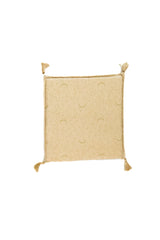 Almohadón cuadrado beige con diseño sutil de lunas, estrellas y borlas en las esquinas