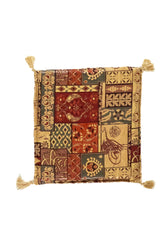 Almohadón cuadrado multicolor con diseño patchwork, motivos ornamentales y borlas en las esquinas