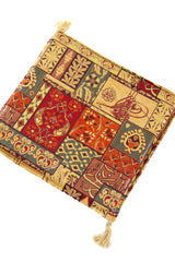 Detalle de textura de almohadón patchwork con bloques decorativos, guardas y motivos florales