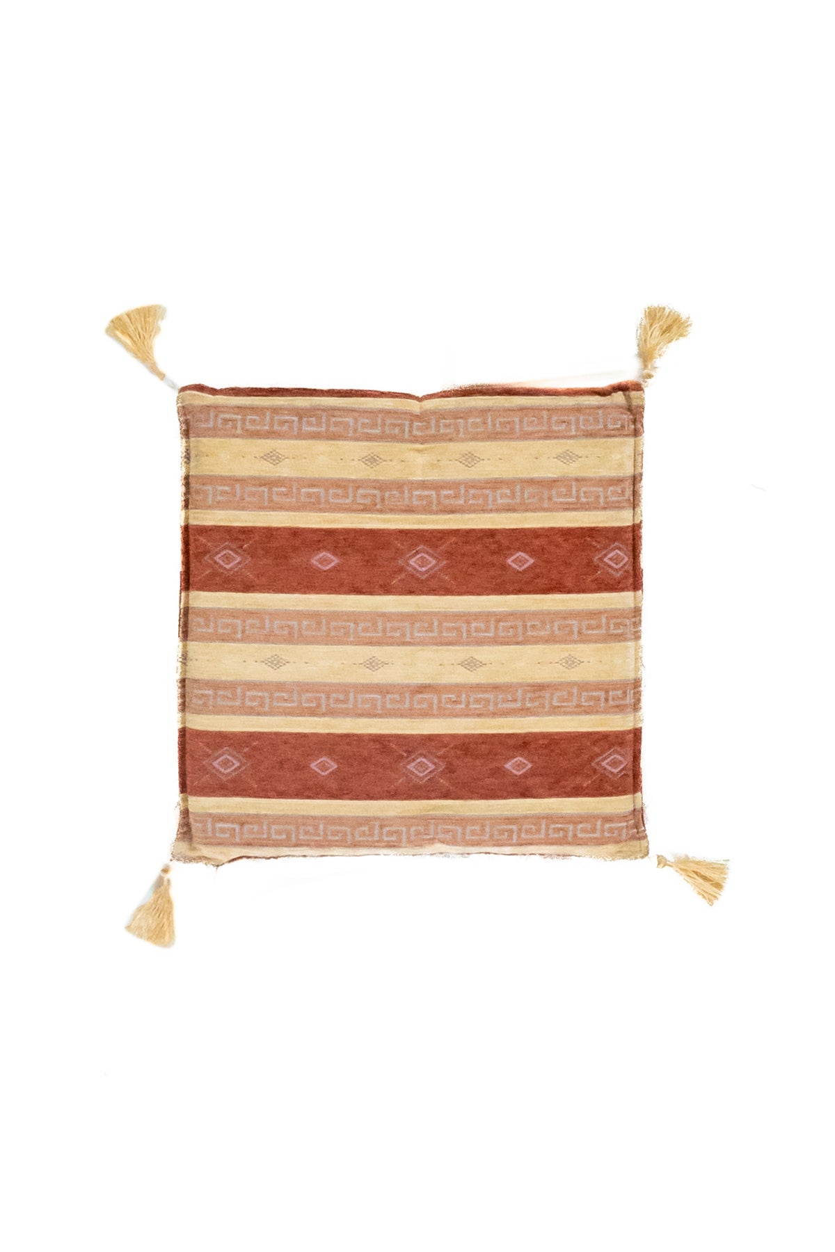 Almohadón cuadrado beige y terracota con diseño de rayas, guardas geométricas y borlas
