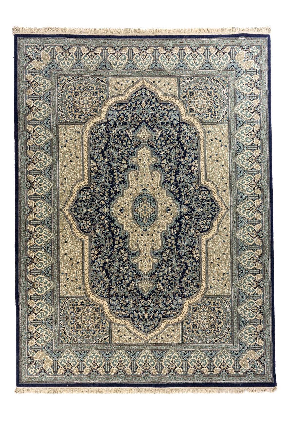 Vista frontal de alfombra oriental azul marino y beige con detalles simétricos
