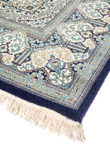 Detalle cercano del borde de la alfombra, resaltando los patrones geométricos y la textura del tejido