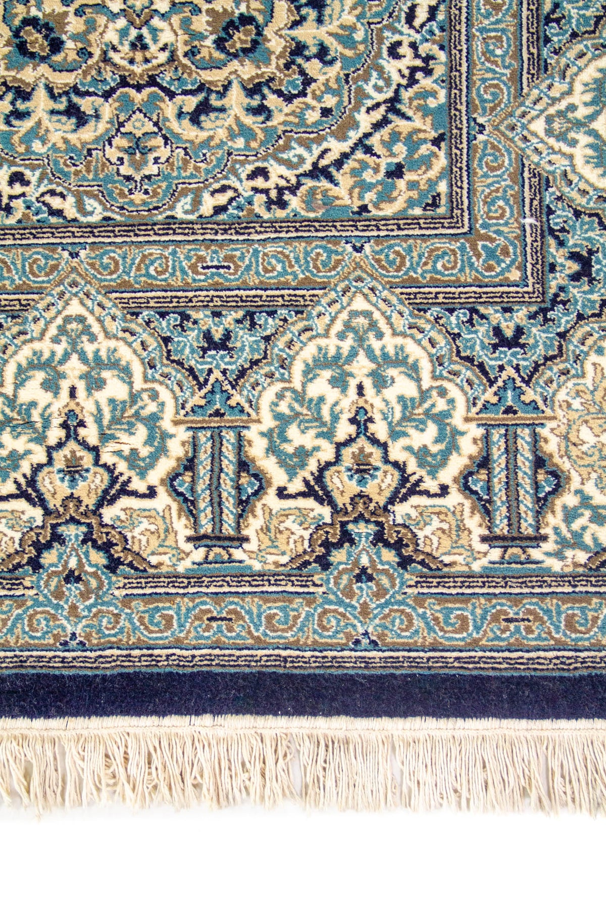 Primer plano del diseño de guarda en tonos crema y turquesa sobre fondo azul oscuro