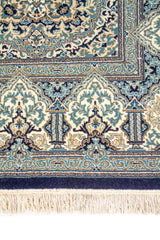 Primer plano del diseño de guarda en tonos crema y turquesa sobre fondo azul oscuro
