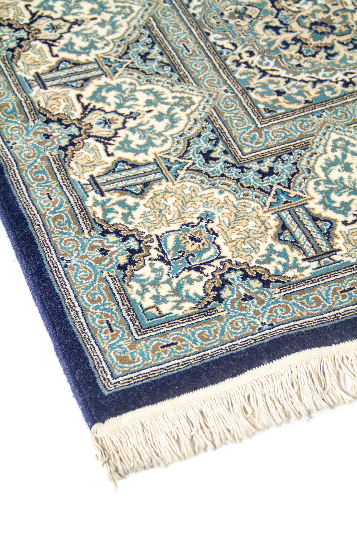 Esquina inferior derecha de la alfombra mostrando la precisión del dibujo floral y los flecos