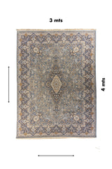 Alfombra persa de 3x4 metros extendida mostrando su patrón completo en tonos grises, azules y dorados sobre fondo beige.