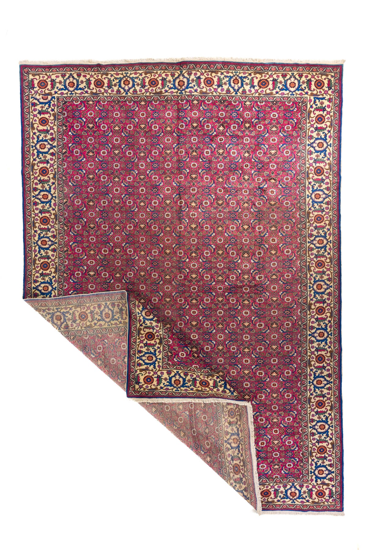 Alfombra oriental roja con esquina doblada que muestra el reverso y la flexibilidad del tejido