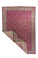 Alfombra oriental roja con esquina doblada que muestra el reverso y la flexibilidad del tejido