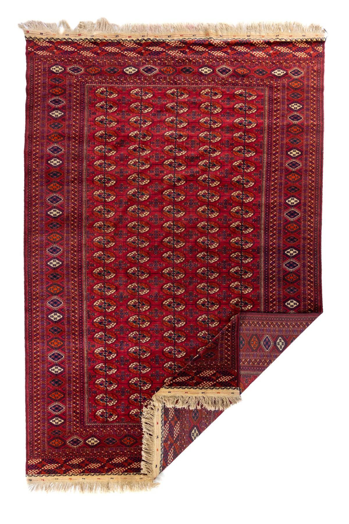 Alfombra roja estilo Bokhara con detalle del reverso y flecos artesanales visibles.