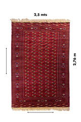 Alfombra oriental roja con medidas 2,5 x 2,76 metros y diseño repetitivo de medallones clásicos.