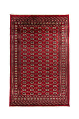 Alfombra oriental estilo Bokhara con fondo rojo intenso y repetición de motivos geométricos tradicionales.