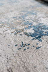 Detalle cercano del diseño texturizado con zonas en azul intenso, blanco marfil y beige cálido.