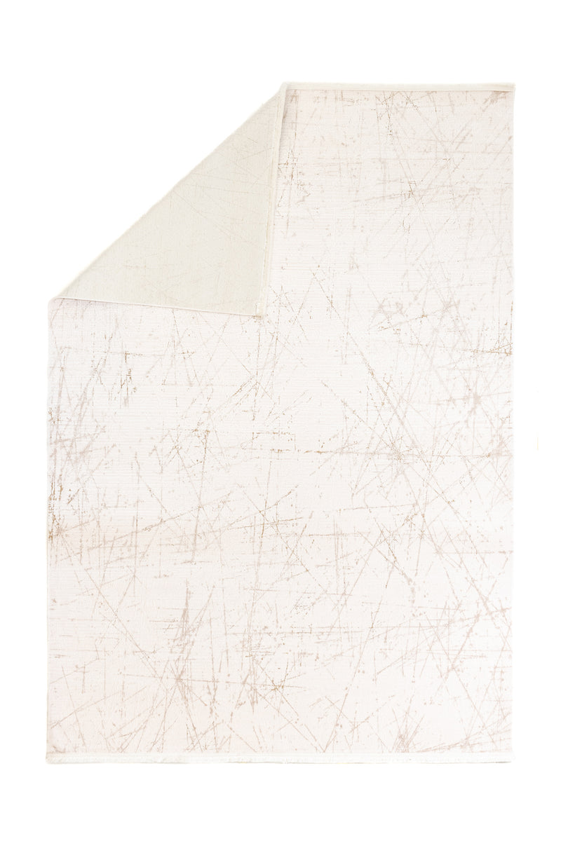 Alfombra vista desde arriba con una esquina doblada, mostrando la parte trasera del tejido en color claro.