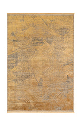 Vista frontal de una alfombra contemporánea en tonos dorado y gris con patrones desgastados de inspiración clásica.