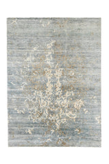 Vista completa de alfombra contemporánea con patrón central en tonos crema sobre fondo azul grisáceo