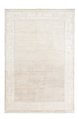 Vista superior completa de alfombra contemporánea color marfil con borde geométrico en tonos beige.