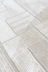 Detalle en ángulo del diseño elevado en el borde con textura en líneas rectas y curvas.