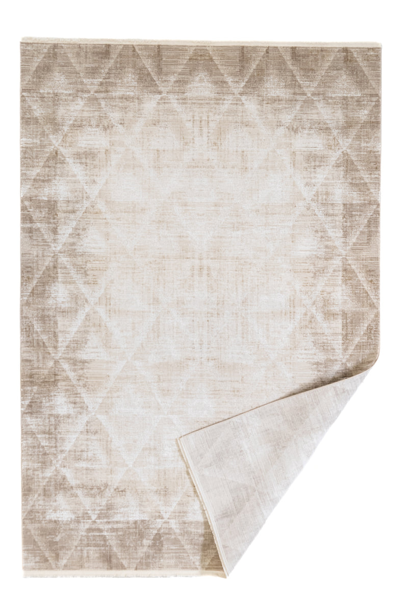 Alfombra beige contemporánea con una esquina doblada mostrando su reverso.