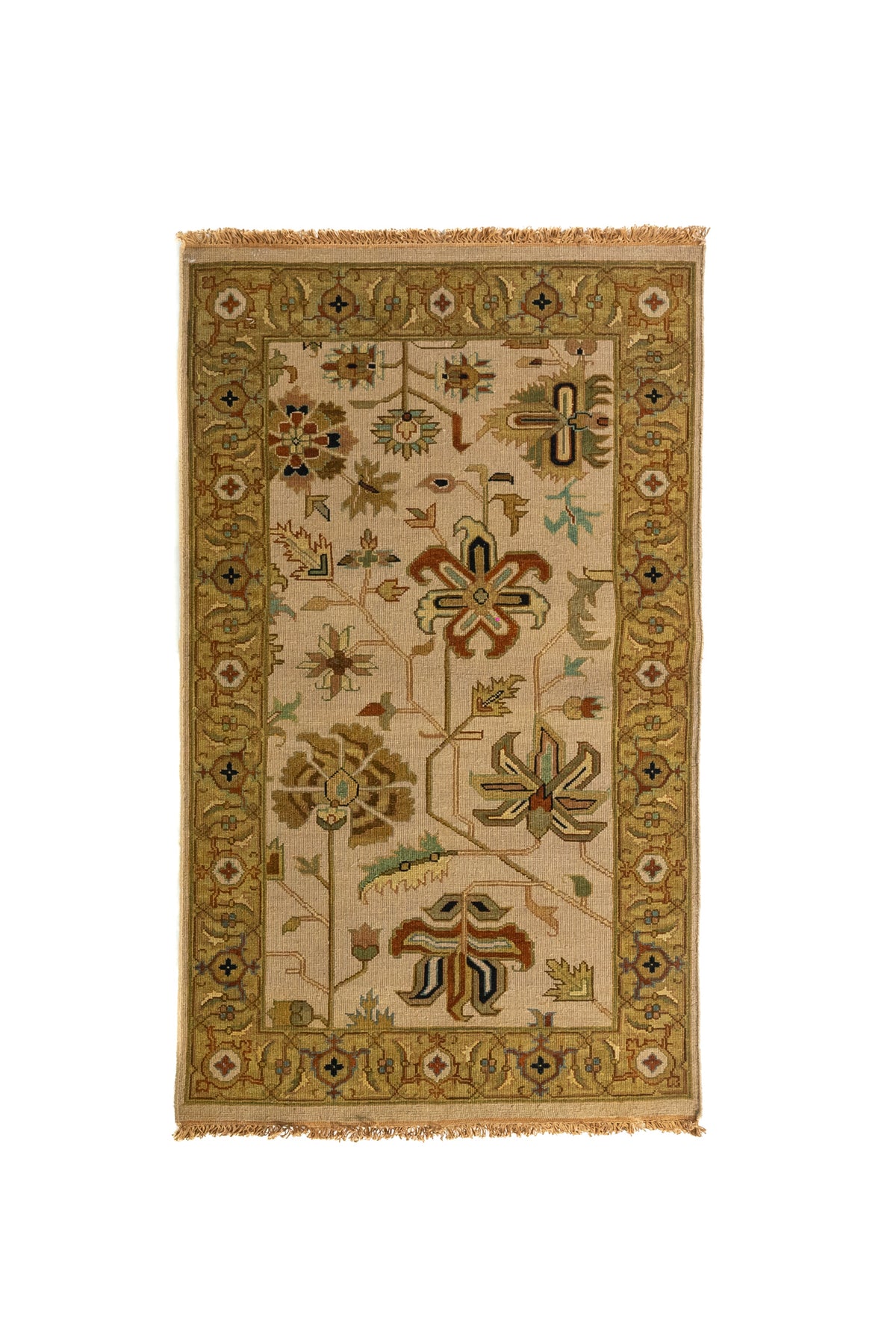 Alfombra pequeña en tonos beige, verde y rojo con motivos florales estilizados y guarda ornamental clásica
