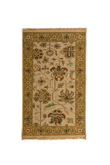 Alfombra pequeña en tonos beige, verde y rojo con motivos florales estilizados y guarda ornamental clásica