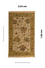 Alfombra decorativa de 0.54 x 1.86 metros en tonos beige y verde con diseño central floral y guarda clásica simétrica