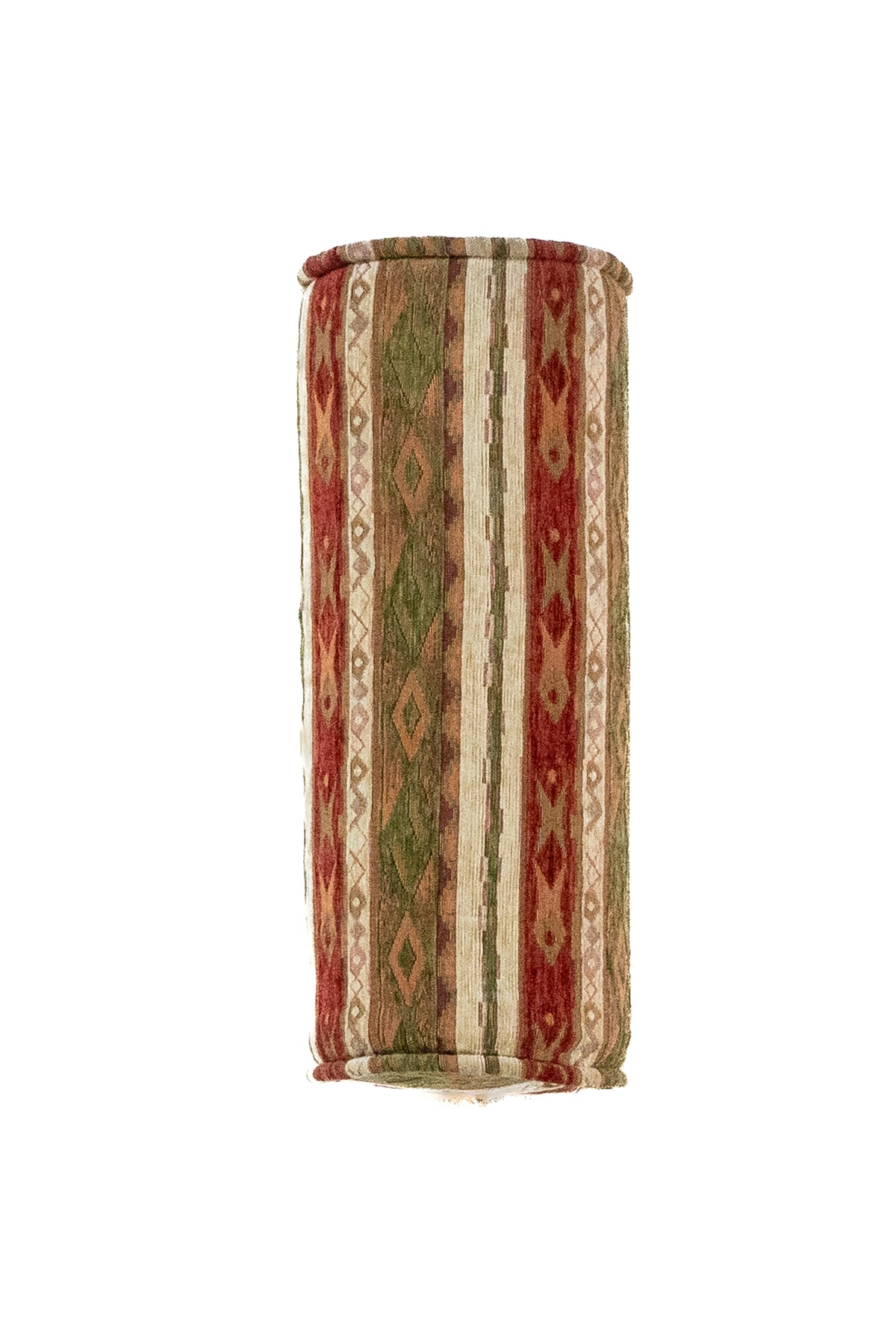 Almohadón cilíndrico verde con diseño de rayas y guardas geométricas en tonos rojo y beige,