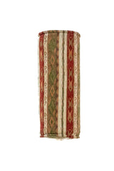 Almohadón cilíndrico verde con diseño de rayas y guardas geométricas en tonos rojo y beige,