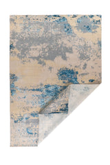 Alfombra rectangular Cosmic Blue en tonos beige, azul y gris con diseño abstracto moderno
