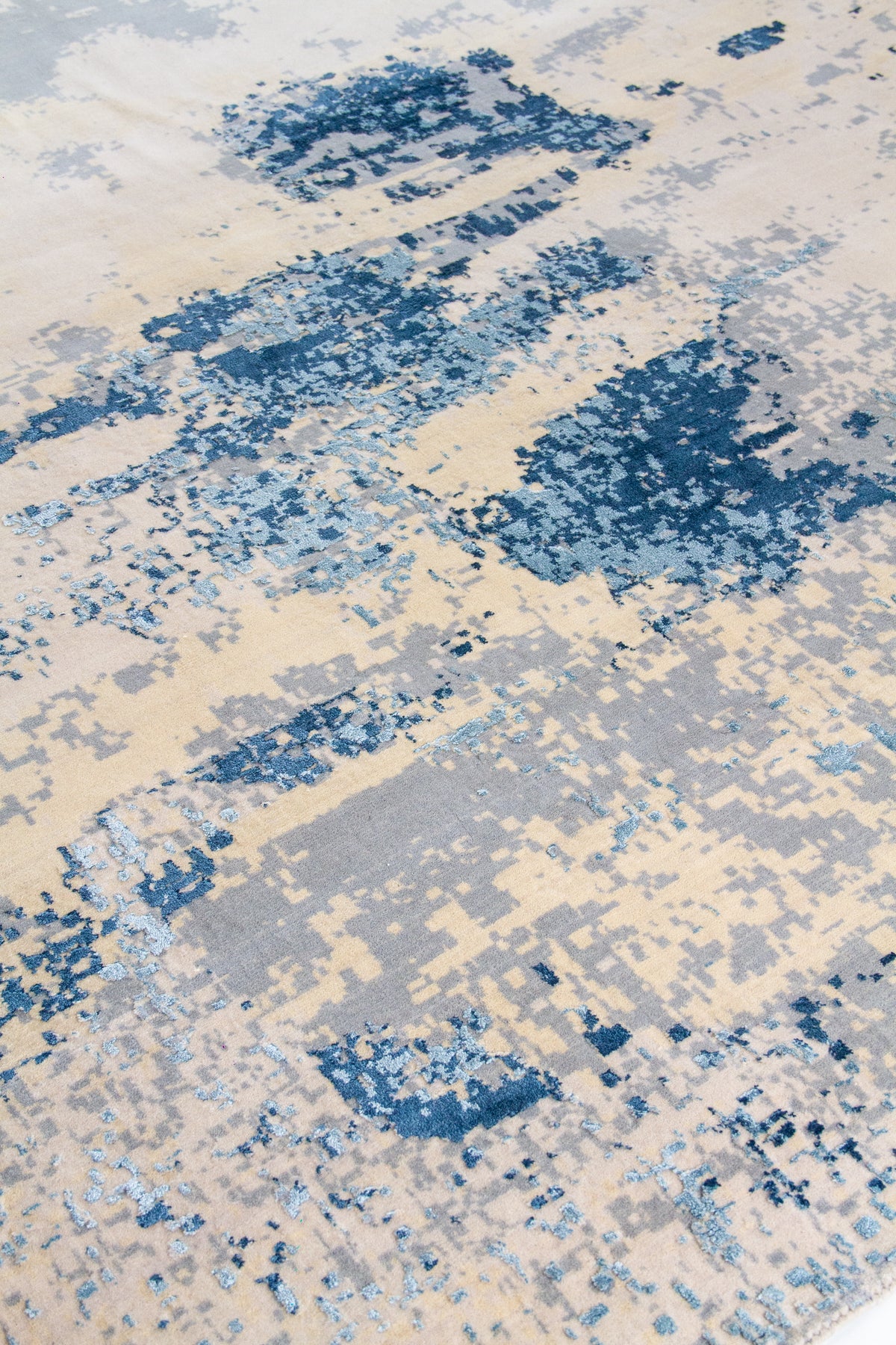 Detalle de textura de alfombra abstracta beige con manchas azules y grises