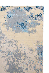 Detalle de borde de alfombra Cosmic Blue con diseño pixelado en tonos azul y gris