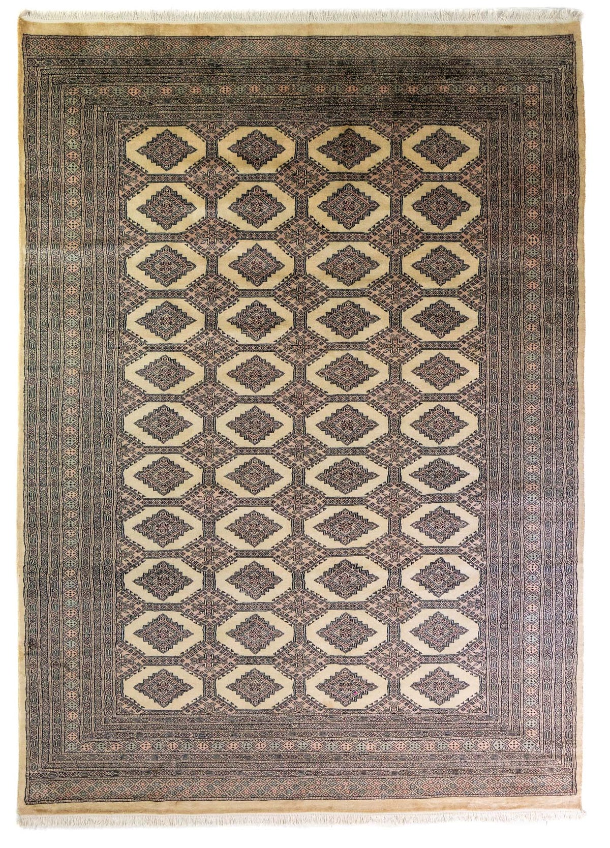 Alfombra Persa Bukara Yamouth marrón y beige de 2.20 x 3.05 mts, vista completa vertical con motivos geométricos alargados; se observan motivos alargados y rombos repetidos sobre campo oscuro