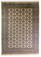 Alfombra Persa Bukara Yamouth marrón y beige de 2.20 x 3.05 mts, vista completa vertical con motivos geométricos alargados; se observan motivos alargados y rombos repetidos sobre campo oscuro
