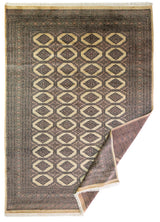 Alfombra Persa Bukara Yamouth marrón y beige de 2.20 x 3.05 mts, vista completa con una esquina doblada; se observan motivos alargados y rombos repetidos sobre campo oscuro