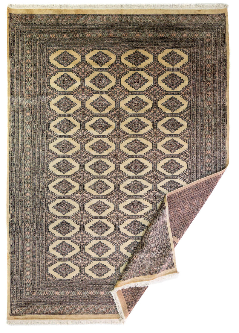 Alfombra Persa Bukara Yamouth marrón y beige de 2.20 x 3.05 mts, vista completa con una esquina doblada; se observan motivos alargados y rombos repetidos sobre campo oscuro