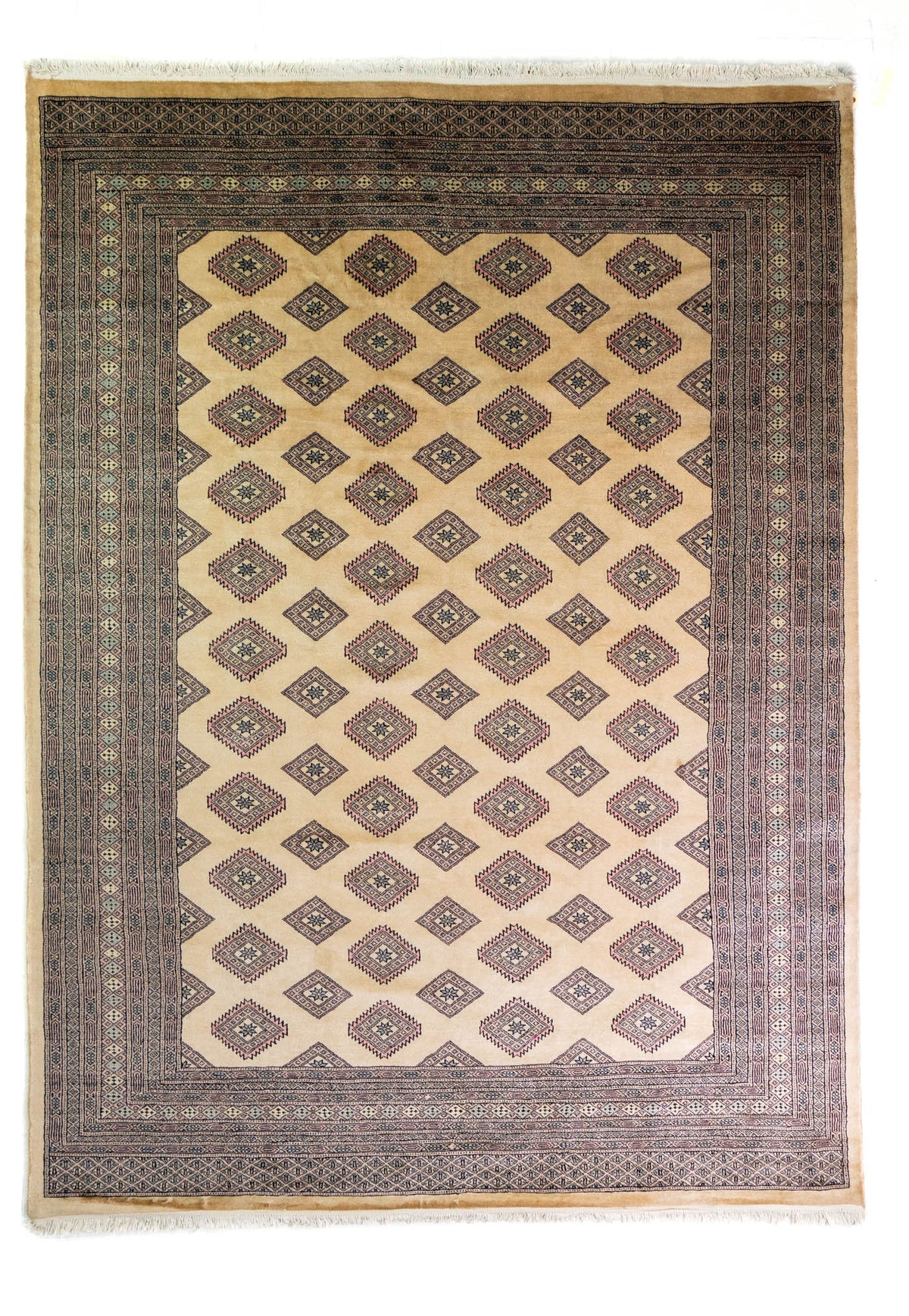 Alfombra Persa Bukara Yamouth marrón y beige de 2.25 x 3.25 mts, vista completa vertical con retícula geométrica clara; se observan retícula geométrica clara sobre campo oscuro