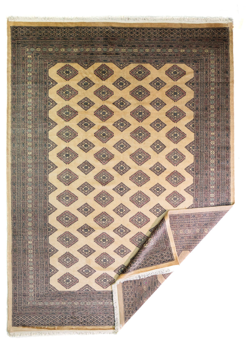 Alfombra Persa Bukara Yamouth marrón y beige de 2.25 x 3.25 mts, vista completa con una esquina doblada, mostrando el reverso y la guarda; se observan retícula geométrica clara sobre campo oscuro