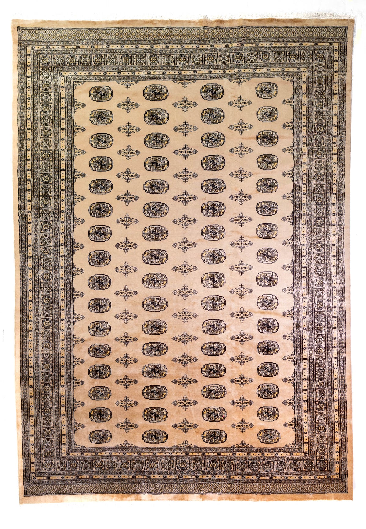Alfombra Persa Bukara Yamouth beige de 2.19 x 3.00 mts, vista completa vertical con medallones ovalados; se observan medallones ovalados repetidos dentro de una composición ordenada